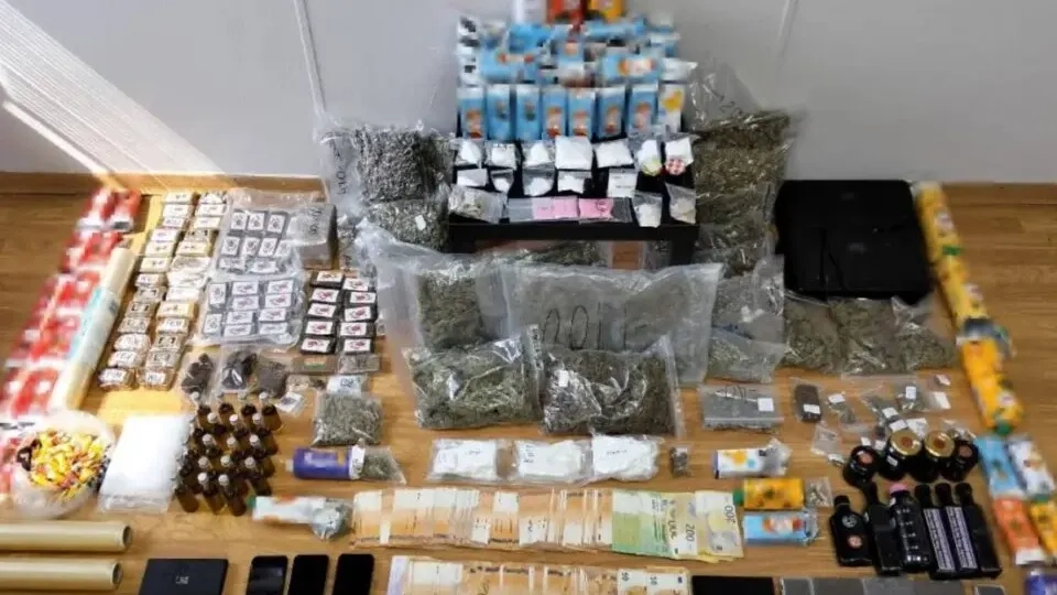 Meyve suyu ambalajında uyuşturucu satanlar yakalandı