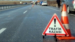 Bariyerlere çarpan otomobil ikiye bölündü