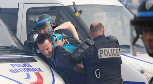Fransa'da yüzbinlerce kişi sokaklara döküldü