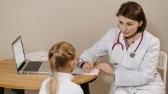 Yunanistan'da çocukların sağlık hizmetlerine ulaşmaktaki zorluklarını aktaran rapor yayımlandı