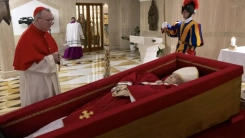 Vatikan, ölen Papa'nın tabuttaki fotoğraflarını yayınladı