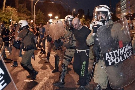 Atina'da Göstericilerle Polis Arasında Çatışma