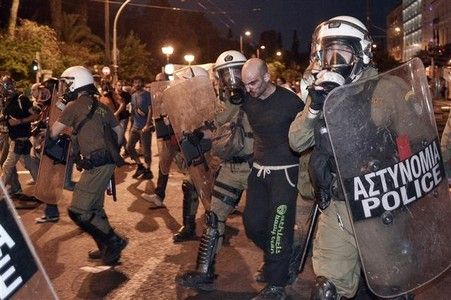 Atina'da Göstericilerle Polis Arasında Çatışma