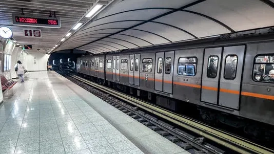 Metro istasyonunda can pazarı: Raylara atlayarak intihar etti
