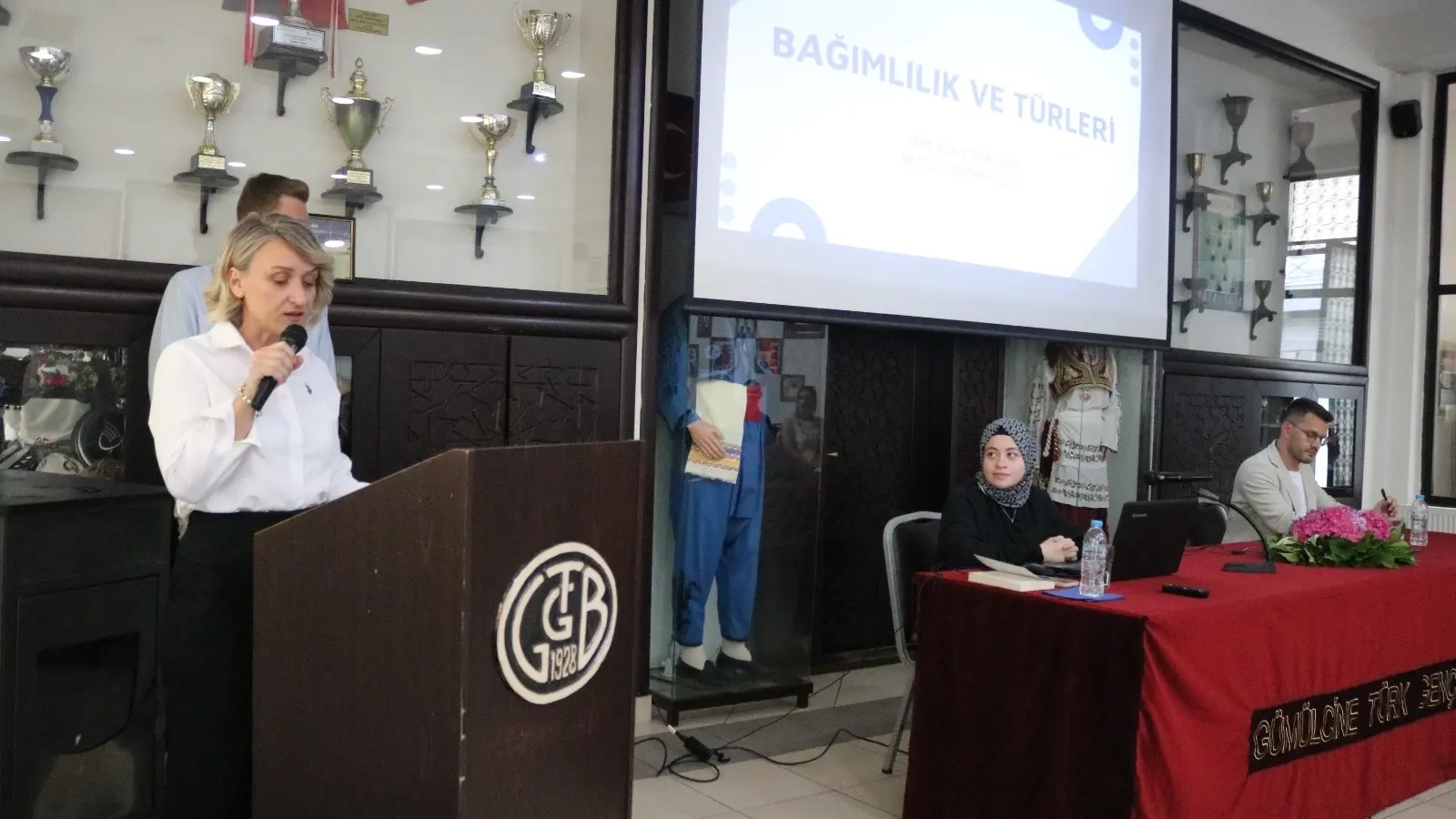 Gümülcine’de “Bağımlılığın İzinde” Konferansı'na yoğun ilgi