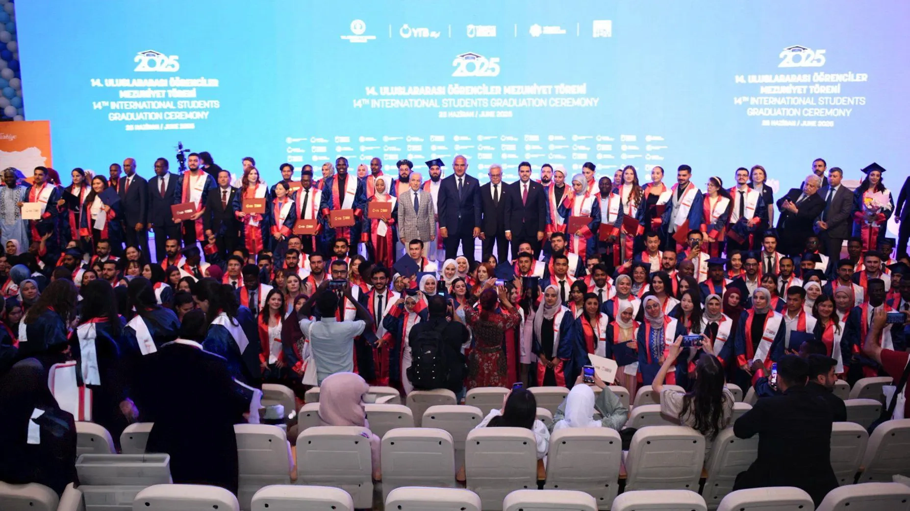 Türkiye burslusu uluslararası öğrenciler mezuniyet sevinci yaşadı