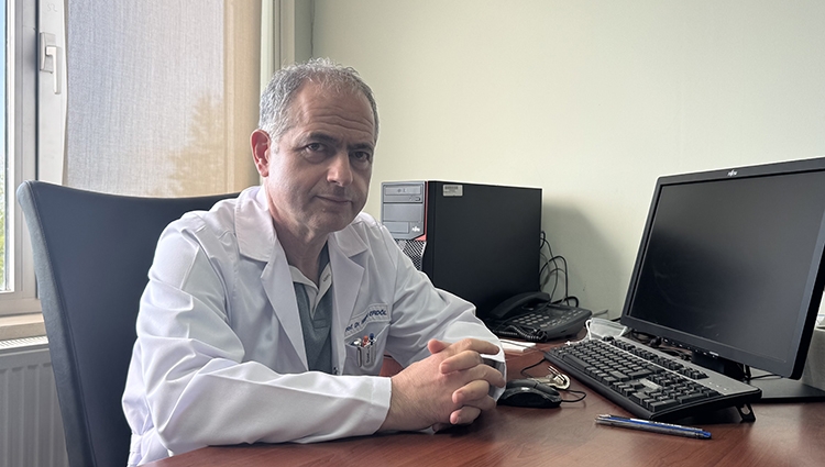 Uzmanından kontakt lensle yüzmek "enfeksiyon riskini artırıyor" uyarısı