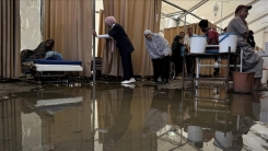 İsrail bombardımanı sonrası Gazze'deki Nasır Hastanesi kanalizasyon suları altında kaldı