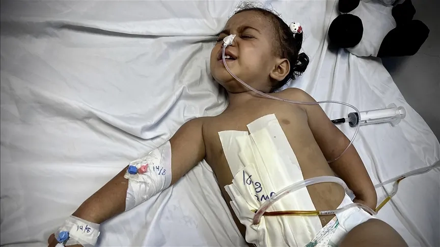 Gazze'de oyun oynarken bombaların iç organlarını deldiği küçük kız, tedavi edilmeyi bekliyor
