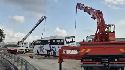 Türkiye'de yolcu otobüsü bariyerlere çarptı, 3 ölü, 20 yaralı