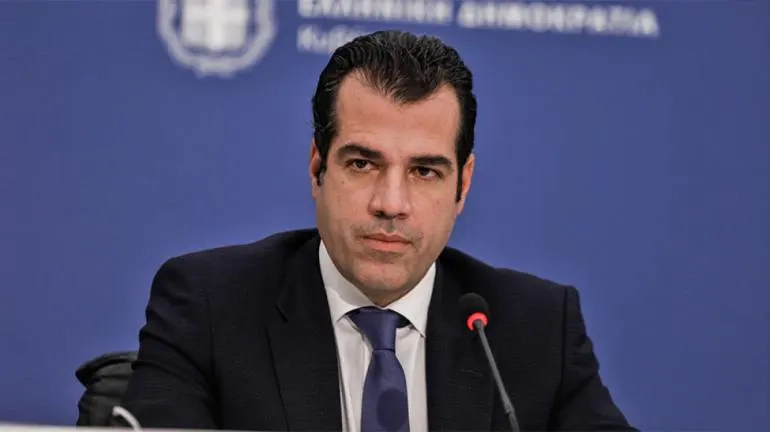 Bakan Plevris göçmen konusunda gittikçe sertleşiyor