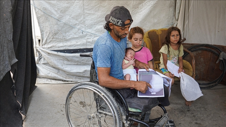 Tekerlekli sandalyeye mahkum Gazzeli baba, çocuklarını doyurmak için "ölüm tuzaklarına" yiyecek almaya gidiyor