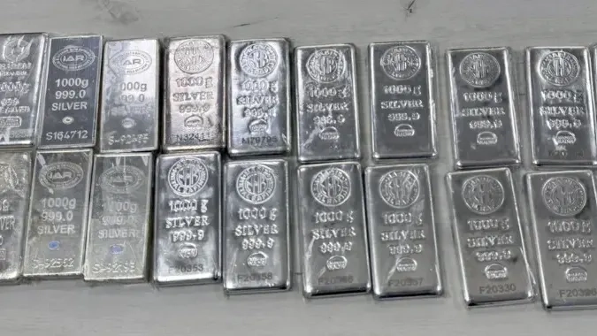 Gümrükte 20 kilo gümüşle yakalandı