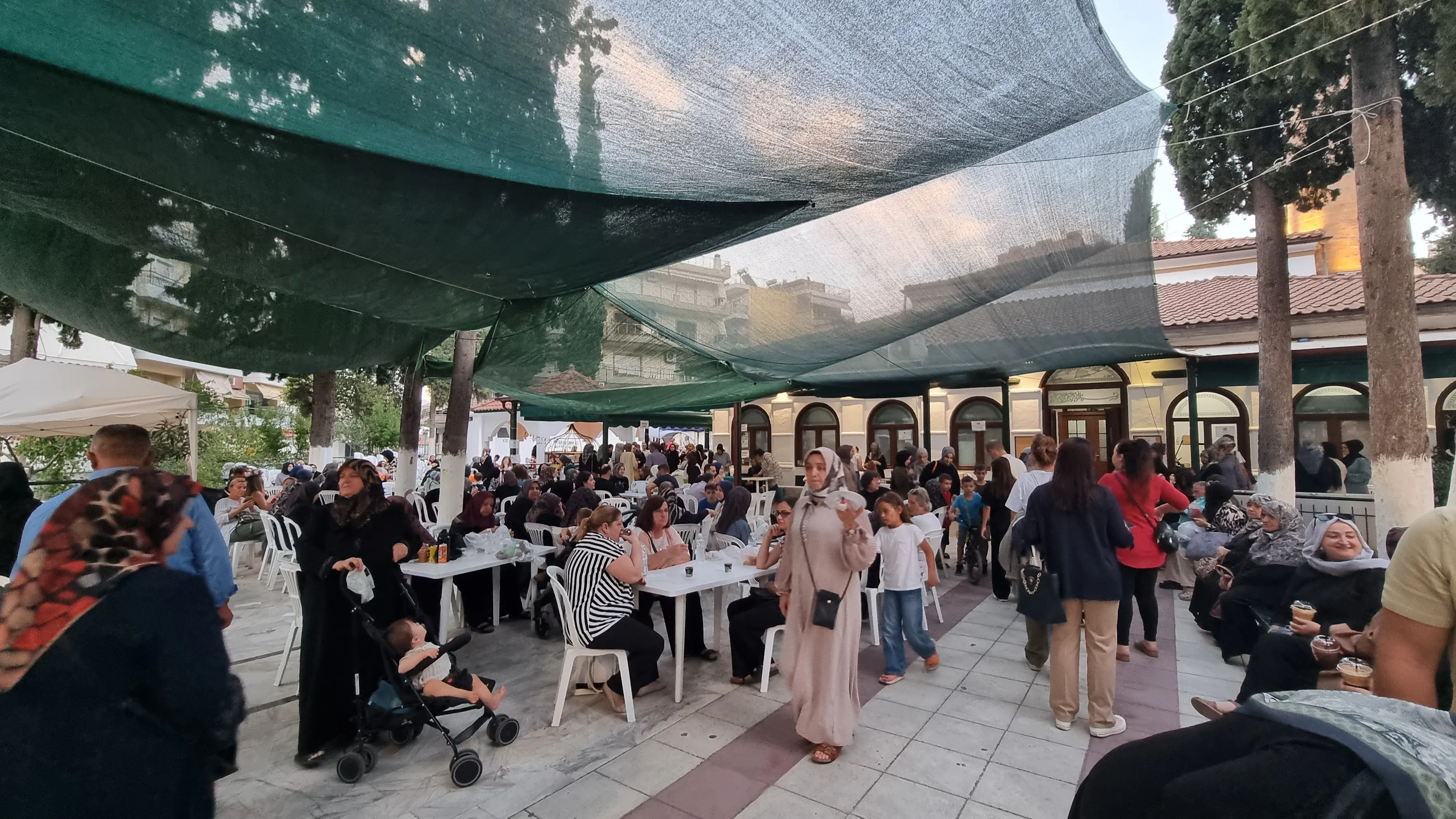 Soydaşlar İskeçe Çınar Camii’ndeki kermese akın etti