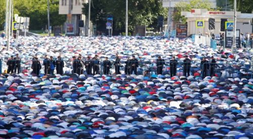 Camiye Sığmadılar, Sokaklara Taştılar