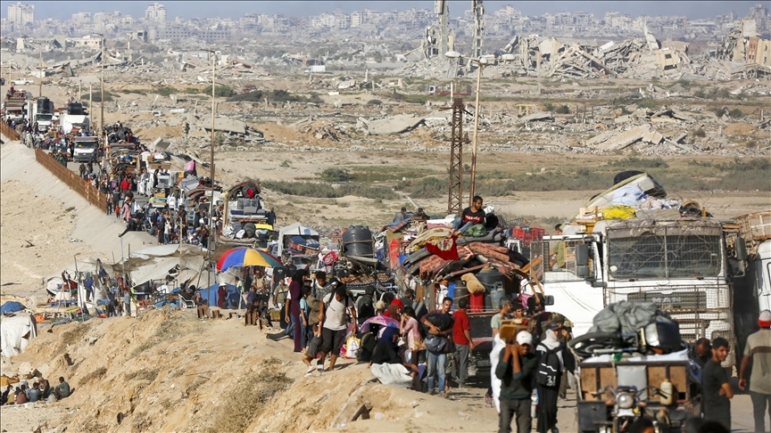 İsrail, Gazze'de saldırılarının yanı sıra Filistinlileri yerinden etmek için psikolojik savaş yürütüyor