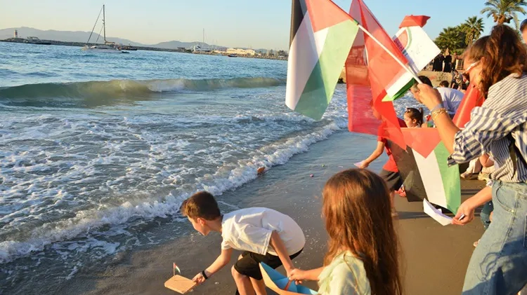 Küresel Sumud Filosu'ndaki Yunan katılımcı Vernis hareketin sivil karakterine dikkati çekti