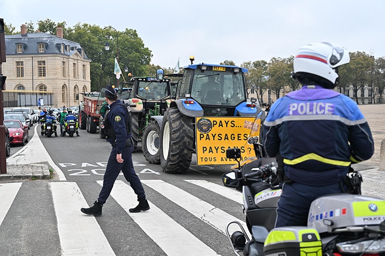 Fransız çiftçiler, Versay Sarayı'nın önünde traktörleriyle eylem yaptı