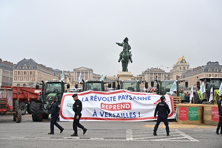 Fransız çiftçiler, Versay Sarayı'nın önünde traktörleriyle eylem yaptı