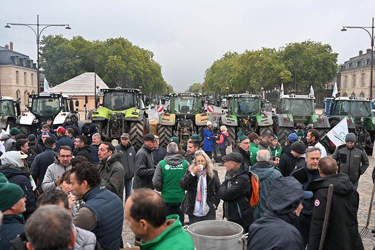 Fransız çiftçiler, Versay Sarayı'nın önünde traktörleriyle eylem yaptı