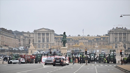 Fransız çiftçiler, Versay Sarayı'nın önünde traktörleriyle eylem yaptı