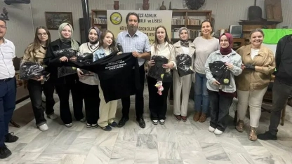 İskeçe Azınlık Ortaokulu ve Lisesi öğrencilerine hediyeler teslim ediliyor