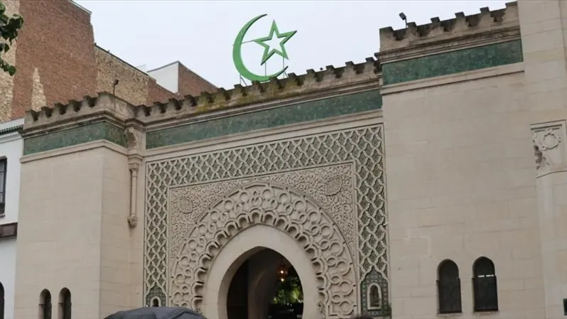 Fransa'da bir kişi camide Kur'an-ı Kerim nüshalarını yırttı