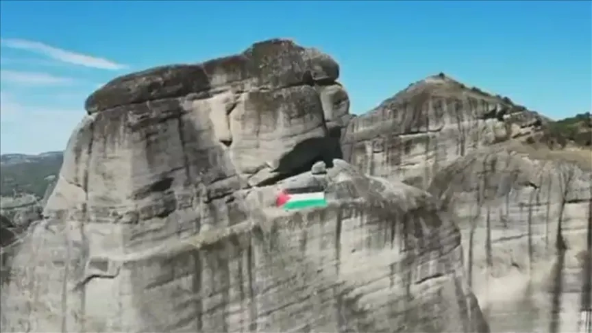 Meteora'daki kayalıklara Filistin bayrağı asıldı