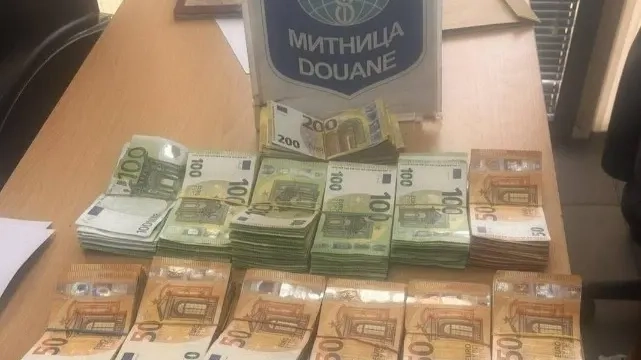 Gümrükte yaklaşık 100 bin euro ile yakalandı