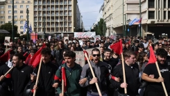 Üniversite öğrencileri okuldan atılmalarının önünü açan yasayı protesto etti