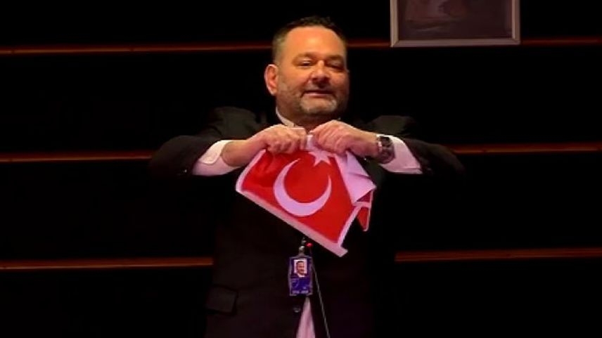 Το Ευρωπαϊκό Κοινοβούλιο πλήρωνε τον Ιωάννη Λαγό και μετά την καταδίκη του