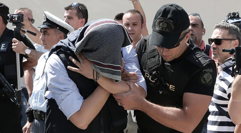 Yunanistan'a kaçan darbeci vatan hainlerine 2'şer ay hapis