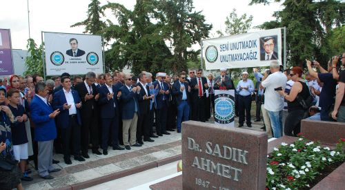 Batı Trakya Türklerinin Lideri Dr. Sadık Ahmet Kabri Başında Rahmetle Anıldı