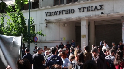 Grevdeki doktorlar Sağlık Bakanlığı önünde gösteri düzenledi