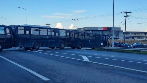 Dedeağaç Havalimanı’nda gerginlik: Çiftçilerin görüşmek istediği Miçotakis yan kapıdan kaçtı