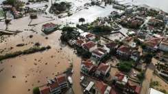 Midilli Adası'ndaki sel birçok ev ve iş yerini sular altında bıraktı