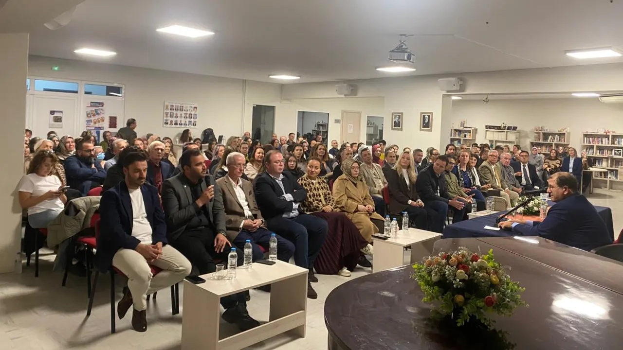 İskeçe’de “Ankara’daki Selanik – Bir Fırtına Tuttu Bizi” söyleşisine yoğun ilgi