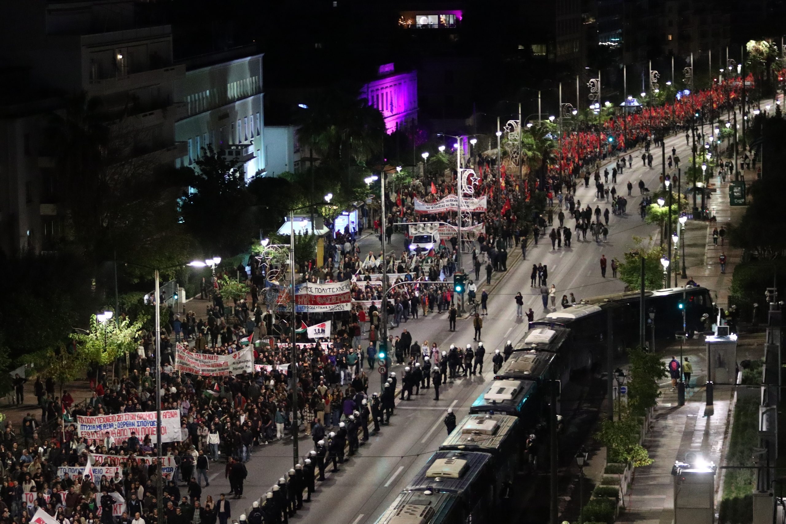 Politeknik Direnişi'nin 52. yıl dönümünde on binler Atina'da yürüdü
