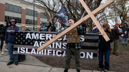 Müslüman karşıtı göstericiler Kur'an-ı Kerim yakma teşebbüsünde bulundu