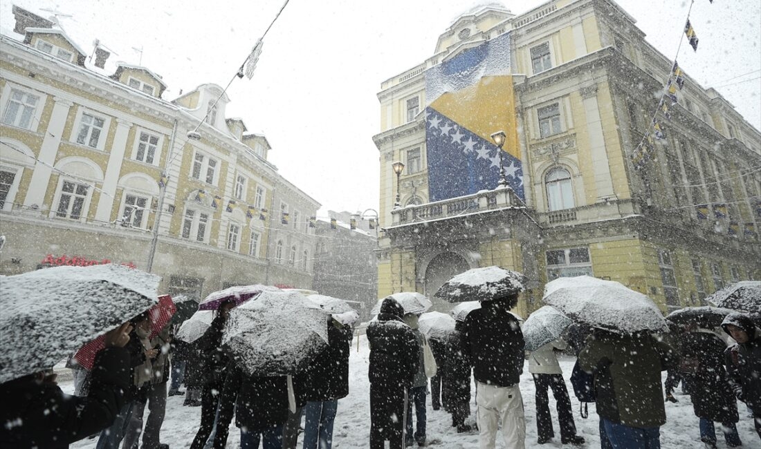 Saraybosna, kar yağışıyla beyaza büründü