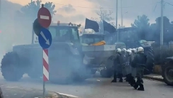 Polis havalimanı yolunu kapatmak isteyen çiftçilere biber gazıyla müdahale etti