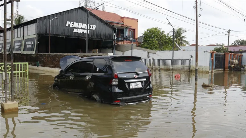 Şiddetli yağışların yol açtığı afetlerde yüzlerce kişi öldü