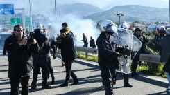 Rio-Antirio köprüsü'nde eylem yapmak isteyen çiftçilere biber gazıyla müdahale