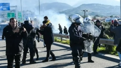 Rio-Antirio Köprüsü’nde eylem yapmak isteyen çiftçilere biber gazıyla müdahale