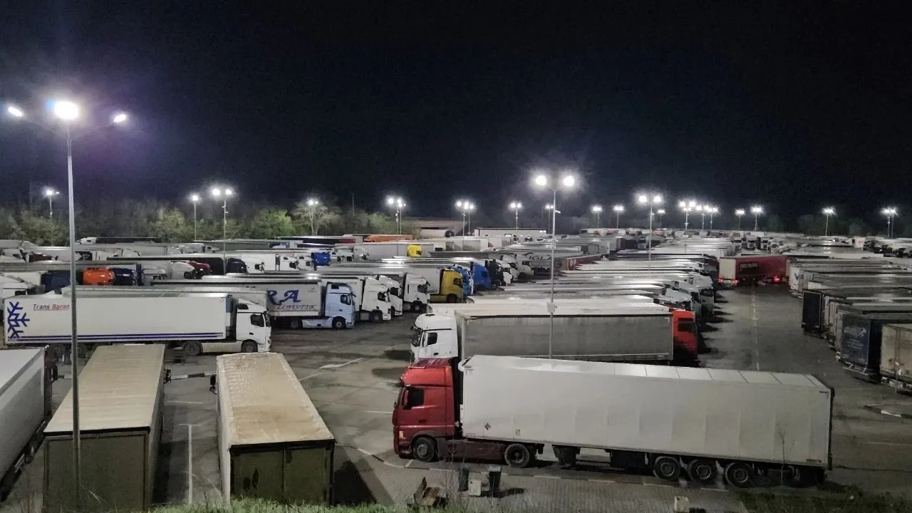 Çiftçi eylemleri Türkiye sınırındaki TIR trafiğini aksatıyor