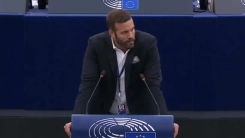 Gazeteciyi darbeden SYRIZA’lı milletvekili, partisinin Avrupa Parlamentosu grubundan çıkarıldı