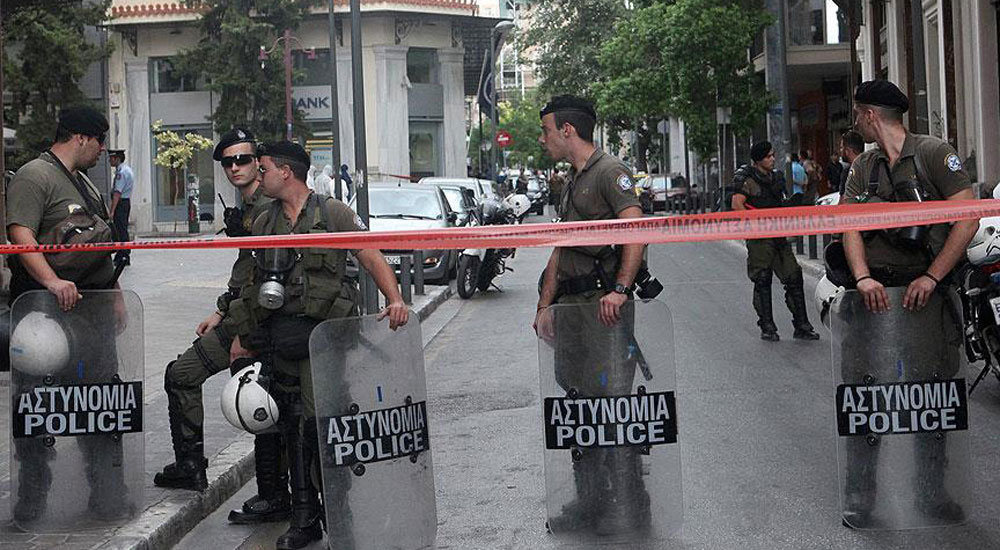 Atina'da 'siyasi maskeli' banka soygunu