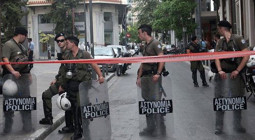 Atina'da 'siyasi maskeli' banka soygunu