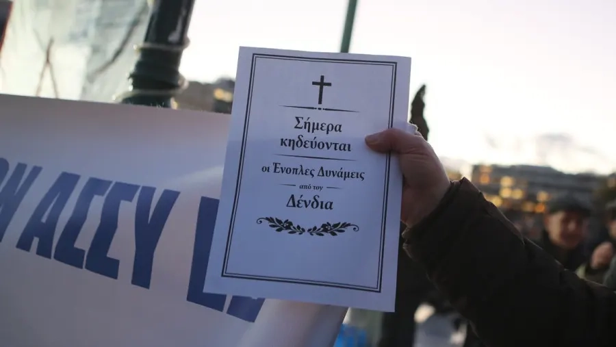 Yunanistan'da askerler rütbe ve terfilere yönelik yasal değişiklikleri protesto etti