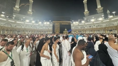 Müslümanlar kutsal topraklarda umre ibadetini yerine getirdi